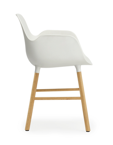Normann Copenhagen Form stol med armlener hvit/eik